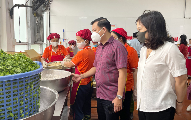Đoàn kiểm tra liên ngành số 1 về an toàn vệ sinh thực phẩm của thành phố Hà Nội kiểm tra bếp ăn của Trường Tiểu học Lê Văn Tám.