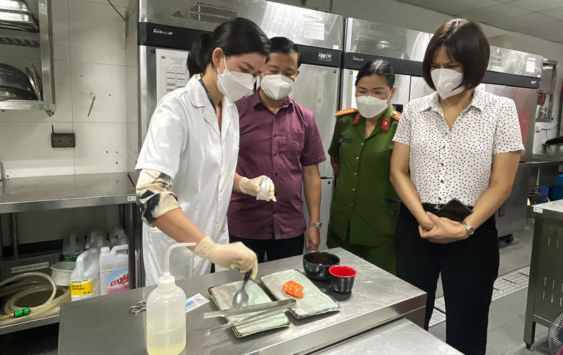 Đoàn kiểm tra liên ngành số 1 về an toàn vệ sinh thực phẩm của thành phố Hà Nội xét nghiệm nhanh mẫu cá hồi tươi tại nhà hàng Isushi.