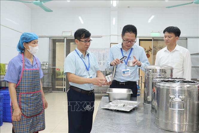 Kiểm tra ATTP tại bếp ăn tập thể. Ảnh: TTXVN