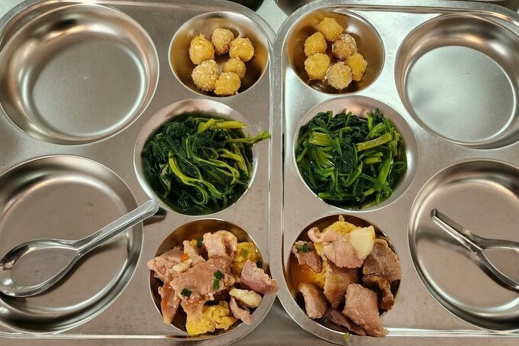 Hình ảnh suất ăn bán trú đầy đặn sau khi có phản ánh của phụ huynh học sinh tại Hà Nội (Ảnh: Phụ huynh cung cấp).